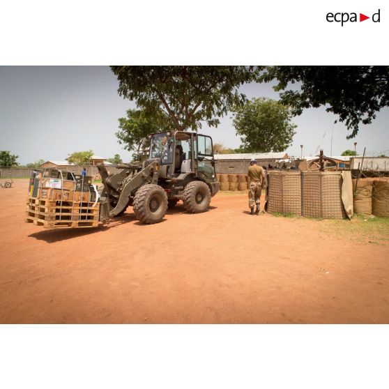 Les logisticiens du DéTIA (détachement de transit interarmées) reconditionnent et lestent du matériel à l'aide d'une tractopelle Terex TL210, dans le cadre de la réduction de la BOA (base opérationnelle avancée) de N'Délé, à 658 Km au Nord-est de Bangui.