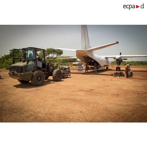 Les logisticiens du DéTIA (détachement de transit interarmées) chargent du matériel dans la soute d'un Antonov An-26 UR-ELF affrété par l'ONU, à l'aide d'une tractopelle Terex TL210, dans le cadre de la réduction de la BOA (base opérationnelle avancée) de N'Délé, à 658 Km au Nord-est de Bangui.