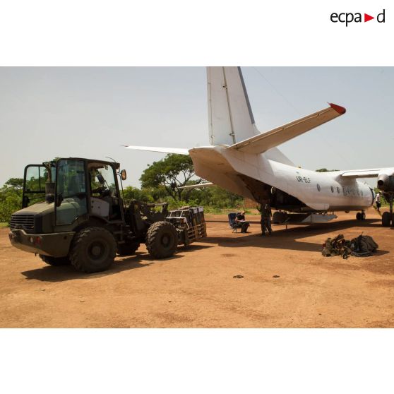 Les logisticiens du DéTIA (détachement de transit interarmées) chargent du matériel dans la soute d'un Antonov An-26 UR-ELF affrété par l'ONU, à l'aide d'une tractopelle Terex TL210, dans le cadre de la réduction de la BOA (base opérationnelle avancée) de N'Délé, à 658 Km au Nord-est de Bangui.