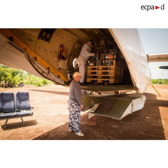 Les logisticiens du DéTIA (détachement de transit interarmées) chargent du matériel dans la soute d'un Antonov An-26 UR-ELF affrété par l'ONU, dans le cadre de la réduction de la BOA (base opérationnelle avancée) de N'Délé, à 658 Km au Nord-est de Bangui.