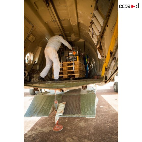 Les logisticiens du DéTIA (détachement de transit interarmées) chargent du matériel dans la soute d'un Antonov An-26 UR-ELF affrété par l'ONU, dans le cadre de la réduction de la BOA (base opérationnelle avancée) de N'Délé, à 658 Km au Nord-est de Bangui.