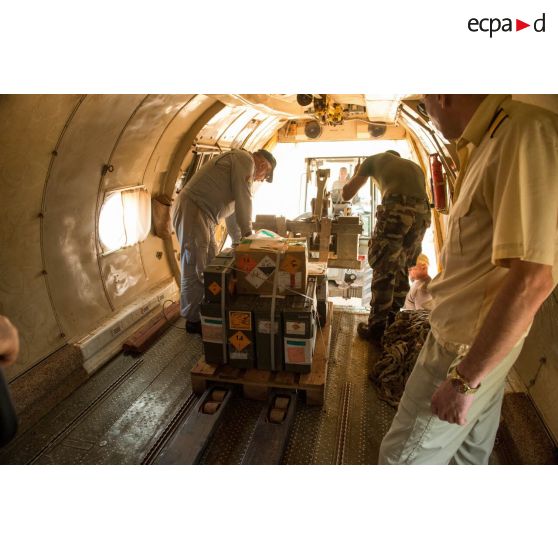 Les logisticiens du DéTIA (détachement de transit interarmées) chargent du matériel dans la soute d'un Antonov An-26 UR-ELF affrété par l'ONU, à l'aide d'une tractopelle Terex TL210, dans le cadre de la réduction de la BOA (base opérationnelle avancée) de N'Délé, à 658 Km au Nord-est de Bangui.