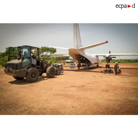 Les logisticiens du DéTIA (détachement de transit interarmées) chargent du matériel dans la soute d'un Antonov An-26 UR-ELF affrété par l'ONU, à l'aide d'une tractopelle Terex TL210, dans le cadre de la réduction de la BOA (base opérationnelle avancée) de N'Délé, à 658 Km au Nord-est de Bangui.