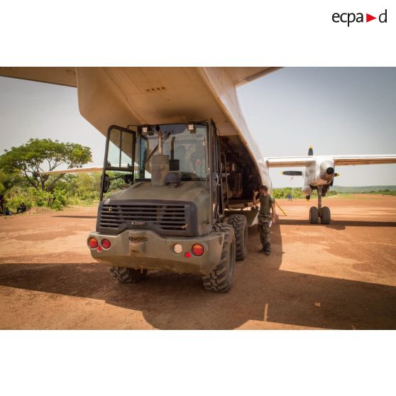 Les logisticiens du DéTIA (détachement de transit interarmées) chargent du matériel dans la soute d'un Antonov An-26 UR-ELF affrété par l'ONU, à l'aide d'une tractopelle Terex TL210, dans le cadre de la réduction de la BOA (base opérationnelle avancée) de N'Délé, à 658 Km au Nord-est de Bangui.