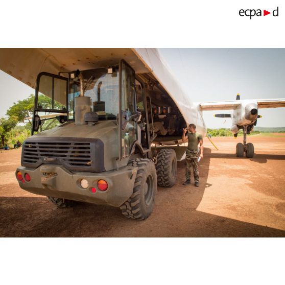 Les logisticiens du DéTIA (détachement de transit interarmées) chargent du matériel dans la soute d'un Antonov An-26 UR-ELF affrété par l'ONU, à l'aide d'une tractopelle Terex TL210, dans le cadre de la réduction de la BOA (base opérationnelle avancée) de N'Délé, à 658 Km au Nord-est de Bangui.