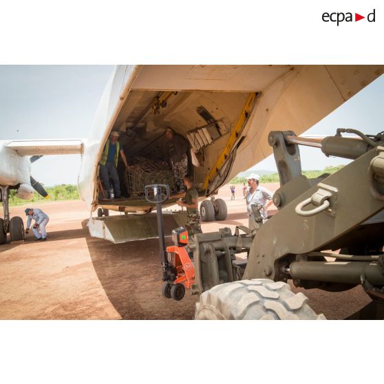 Les logisticiens du DéTIA (détachement de transit interarmées) chargent du matériel dans la soute d'un Antonov An-26 UR-ELF affrété par l'ONU, à l'aide d'une tractopelle Terex TL210, dans le cadre de la réduction de la BOA (base opérationnelle avancée) de N'Délé, à 658 Km au Nord-est de Bangui.