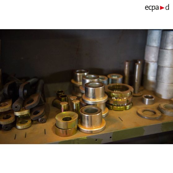 Pièces de rechange pour la réparation des véhicules au train de combat du camp M'Poko de Bangui.