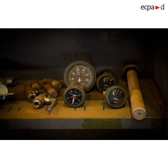 Pièces de rechange pour la réparation des véhicules au train de combat du camp M'Poko de Bangui.