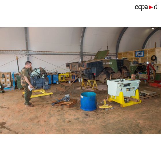 Maintenance mécanique sur le châssis d'un blindé ERC-90 Sagaie par un tirailleur du 1er RT du GTIA (groupement tactique interarmes) Turco, au train de combat du camp M'Poko de Bangui.