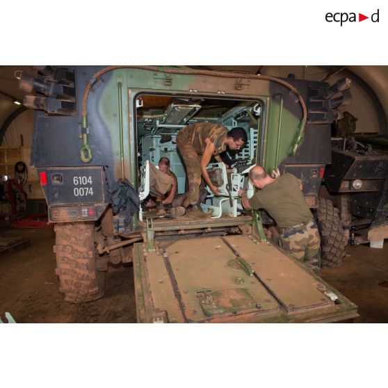 Maintenance mécanique dans l'habitacle d'un VAB par un tirailleur du 1er RT du GTIA (groupement tactique interarmes) Turco, au train de combat du camp M'Poko de Bangui.