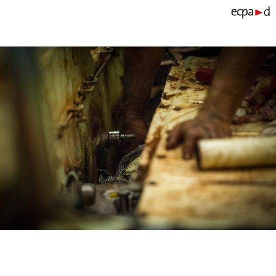 Maintenance mécanique d'un véhicule par un tirailleur du 1er RT du GTIA (groupement tactique interarmes) Turco, au train de combat du camp M'Poko de Bangui.