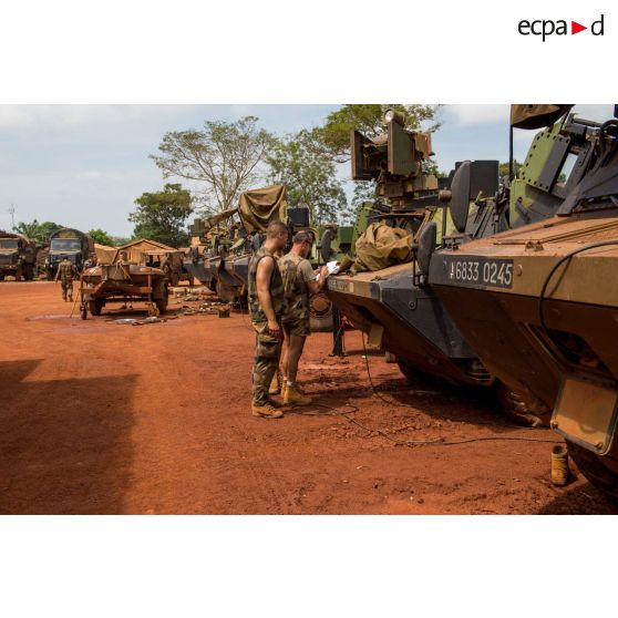 Deux tirailleurs du 1er RT du GTIA (groupement tactique interarmes) Turco procèdent à l'inventaire des véhicules dans le cadre d'un reconditionnement de matériel au train de combat du camp M'Poko de Bangui.