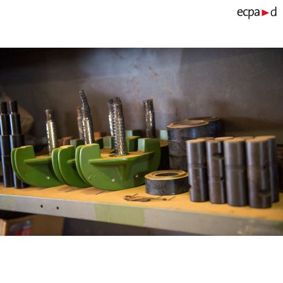 Pièces de rechange pour la réparation des véhicules au train de combat du camp M'Poko de Bangui.