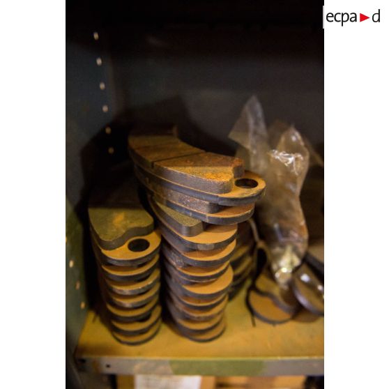 Pièces de rechange pour la réparation des véhicules au train de combat du camp M'Poko de Bangui.