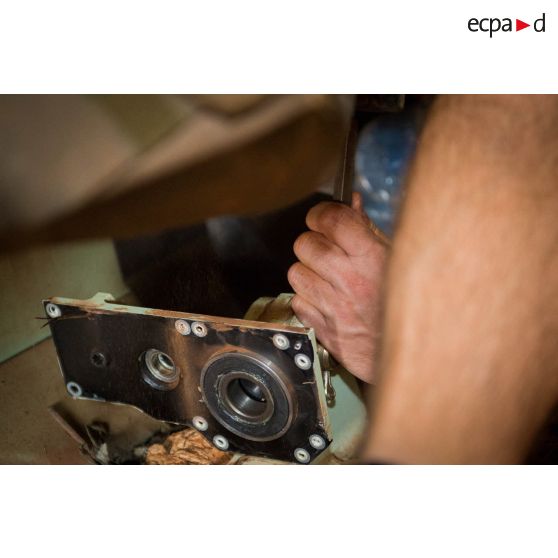 Maintenance mécanique d'un véhicule par un tirailleur du 1er RT du GTIA (groupement tactique interarmes) Turco, au train de combat du camp M'Poko de Bangui.