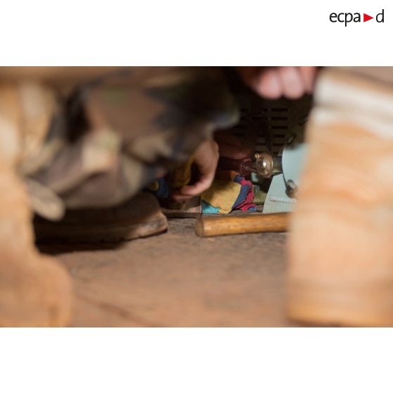 Maintenance mécanique d'un véhicule par un tirailleur du 1er RT du GTIA (groupement tactique interarmes) Turco, au train de combat du camp M'Poko de Bangui.