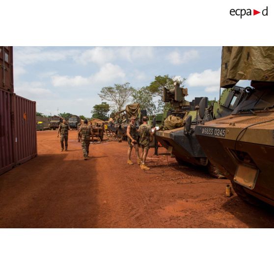 Deux tirailleurs du 1er RT du GTIA (groupement tactique interarmes) Turco procèdent à l'inventaire des véhicules dans le cadre d'un reconditionnement de matériel au train de combat du camp M'Poko de Bangui.