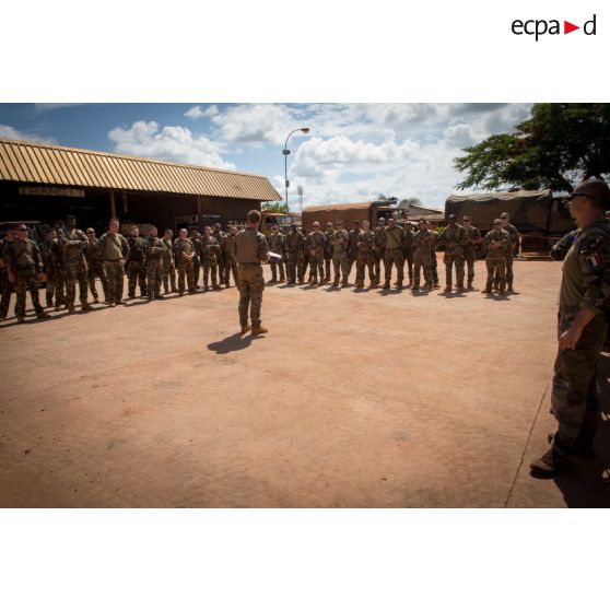Rassemblement des logisticiens du Batlog (bataillon logistique) Taillefer sur la place d'armes du camp M'Poko de Bangui, lors d'un briefing préparatoire à un convoi à destination des BOA (bases opérationnelles avancées) de Sibut et de Bambari.