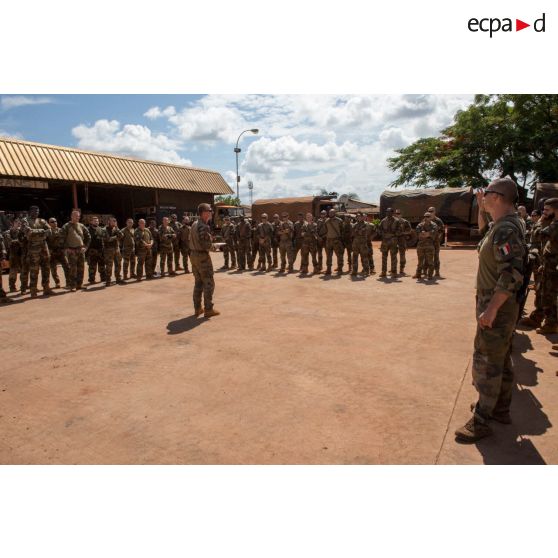 Rassemblement des logisticiens du Batlog (bataillon logistique) Taillefer sur la place d'armes du camp M'Poko de Bangui, lors d'un briefing préparatoire à un convoi à destination des BOA (bases opérationnelles avancées) de Sibut et de Bambari.