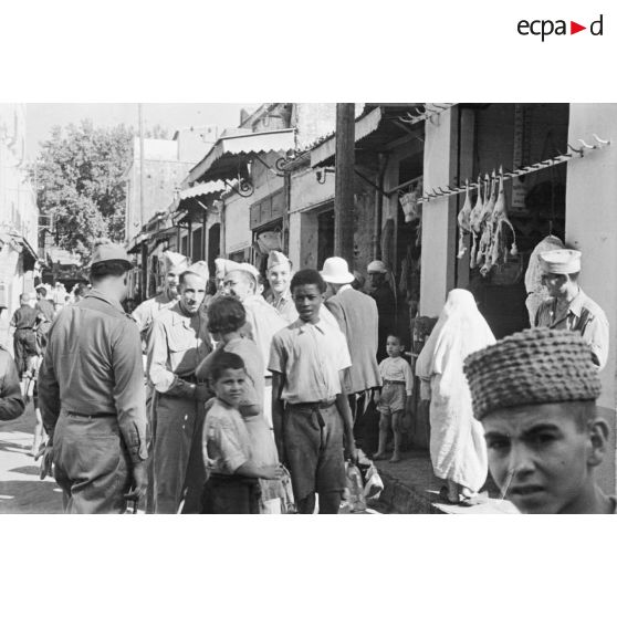 Des jeunes engagés militaires se promènent au centre ville de Tlemcen.