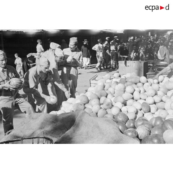 Des jeunes engagés militaires au marché de Tlemcen.
