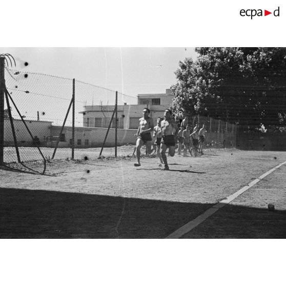 Des jeunes engagés militaires pratiquent des exercices de vitesse en plein air.