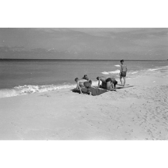 En Egypte, sous la direction d'un officier, des pilotes de Stuka pratiquent du sport sur la plage.