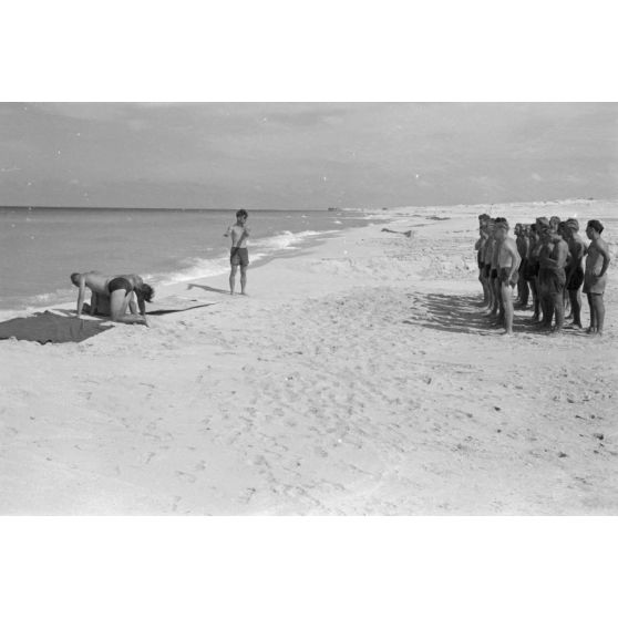 En Egypte, sous la direction d'un officier, des pilotes de Stuka pratiquent du sport sur la plage.