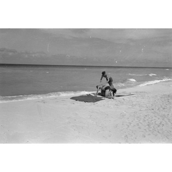 En Egypte, sous la direction d'un officier, des pilotes de Stuka pratiquent du sport sur la plage.