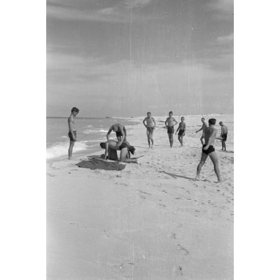 En Egypte, sous la direction d'un officier, des pilotes de Stuka pratiquent du sport sur la plage.