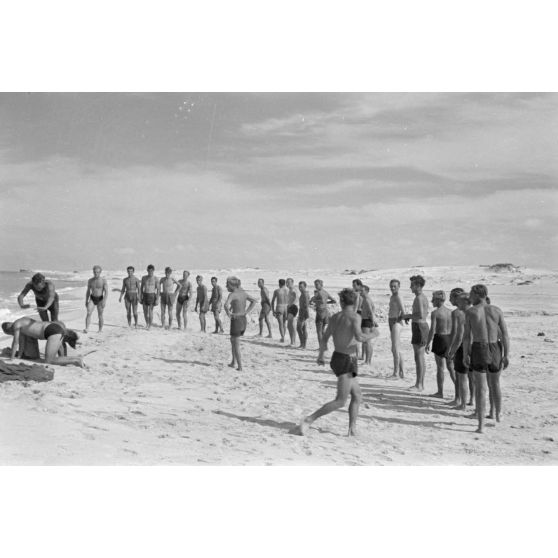 En Egypte, sous la direction d'un officier, des pilotes de Stuka pratiquent du sport sur la plage.