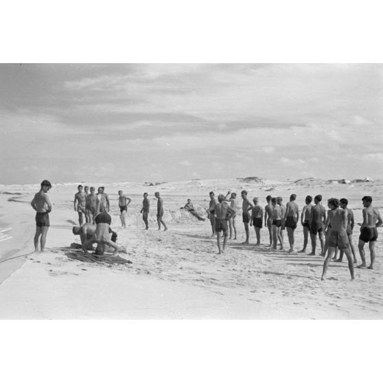 En Egypte, sous la direction d'un officier, des pilotes de Stuka pratiquent du sport sur la plage.