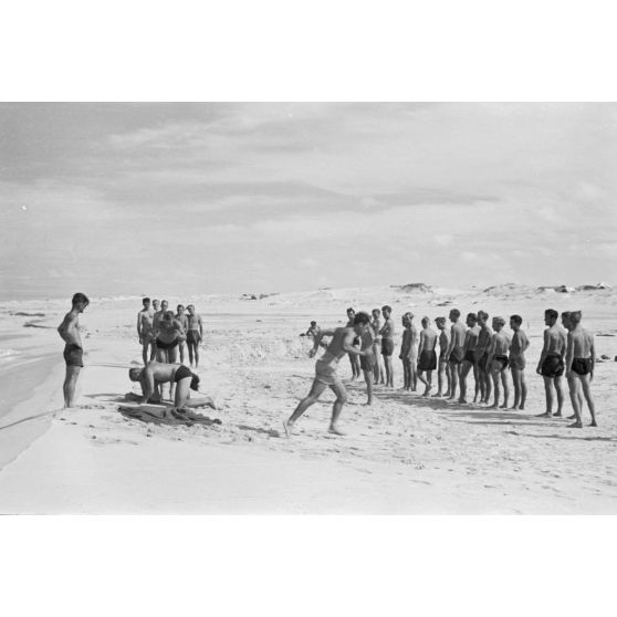 En Egypte, sous la direction d'un officier, des pilotes de Stuka pratiquent du sport sur la plage.