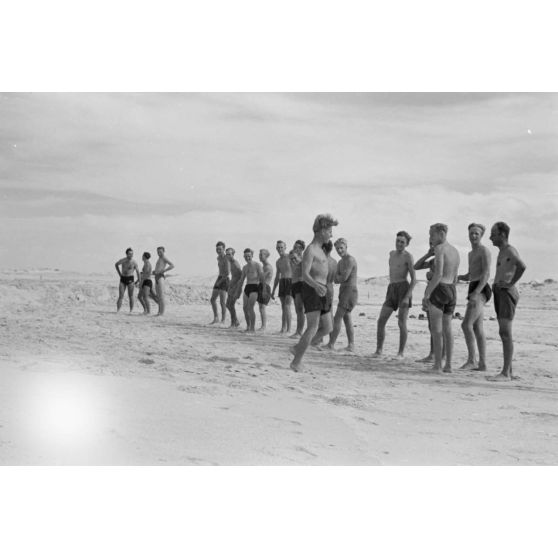 En Egypte, sous la direction d'un officier, des pilotes de Stuka pratiquent du sport sur la plage.