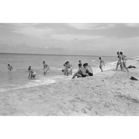 En Egypte, sous la direction d'un officier, des pilotes de Stuka pratiquent du sport sur la plage.