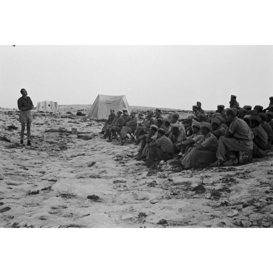 Un acteur présente un spectable aux membres du 4./JG 27 (Jagdgeschwader JG-27).