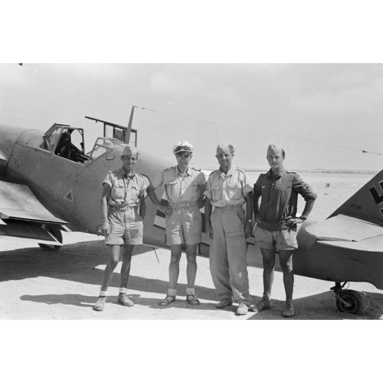 Quatre pilotes de la 4./JG 27 devant le chasseur Messerschmitt Bf-109 F4 Trop de l'Oberfeldwebel Erwin Sawallisch.