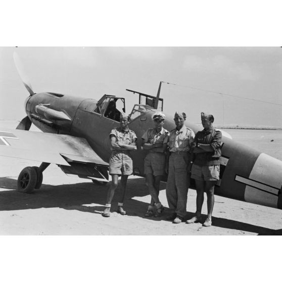 Quatre pilotes de la 4./JG 27 devant le chasseur Messerschmitt Bf-109 F4 Trop de l'Oberfeldwebel Erwin Sawallisch.