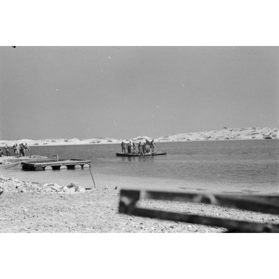 Un scaphandier plonge depuis une plateforme.