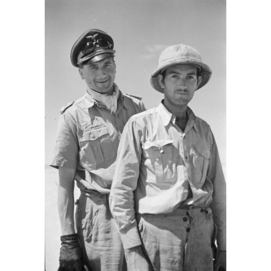 Le colonel (Oberstleutnant) Walter Sigel commandant du Sturzkampfgeschwader 3 en compagnie de son mécanicien.