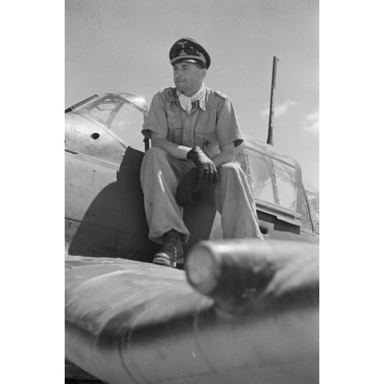 Le colonel (Oberstleutnant) commandant du Sturzkampfgeschwader 3 assis sur son bombardier Junkers Ju-87.