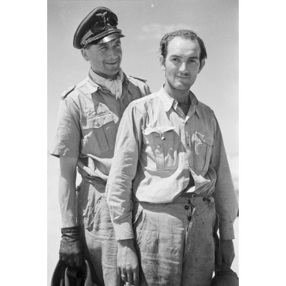 Le colonel (Oberstleutnant) Walter Sigel commandant du Sturzkampfgeschwader 3 en compagnie de son mécanicien.