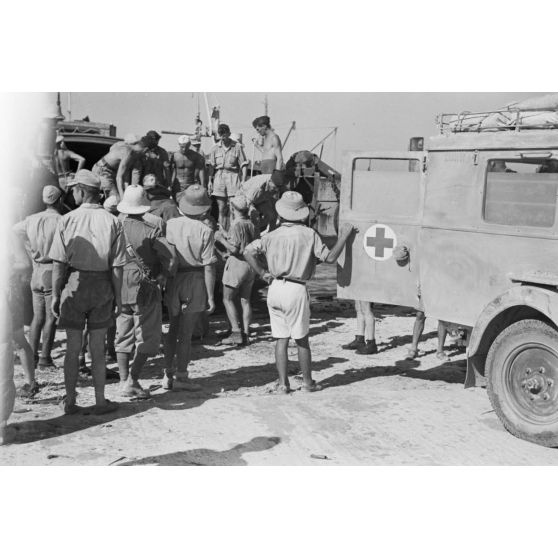 Déchargement et prise en charge de blessés dans le port de Marsa Matruh.