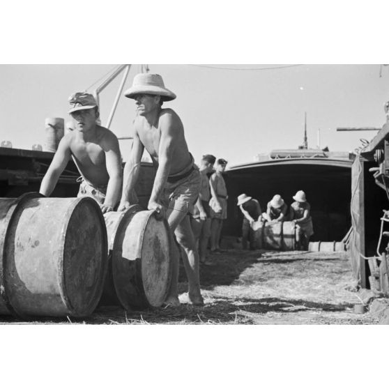 Dans le port de Marsa Matruh, le déchargement du ravitaillement de l'Axe par des prisonniers anglais et néo-zélandais.