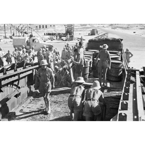 Dans le port de Marsa Matruh, le déchargement du ravitaillement de l'Axe par des prisonniers anglais et néo-zélandais.