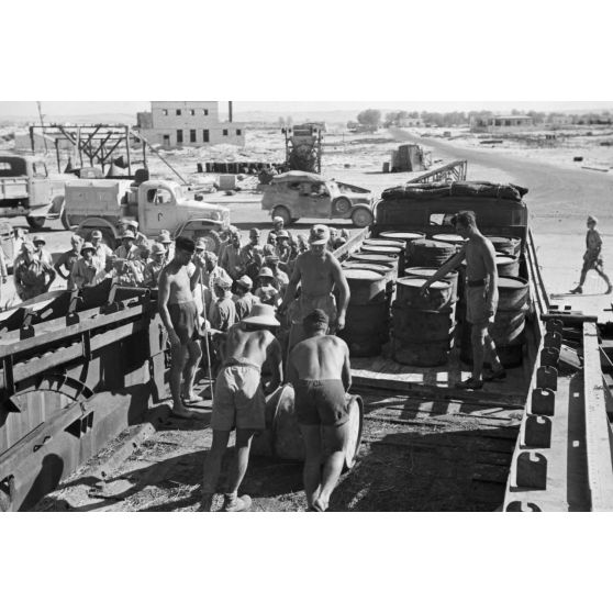 Dans le port de Marsa Matruh, le déchargement du ravitaillement de l'Axe par des prisonniers anglais et néo-zélandais.