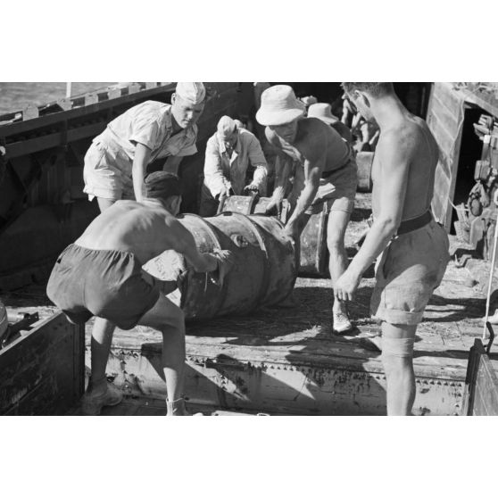 Dans le port de Marsa Matruh, le déchargement du ravitaillement de l'Axe par des prisonniers anglais et néo-zélandais.