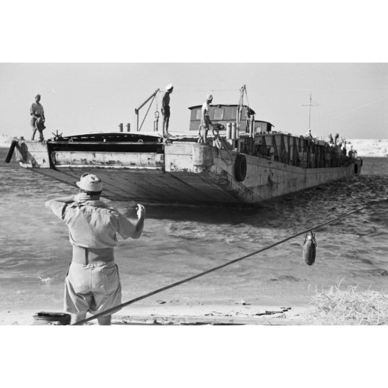 Dans le port de Marsa Matruh, le déchargement du ravitaillement de l'Axe par des prisonniers anglais et néo-zélandais.