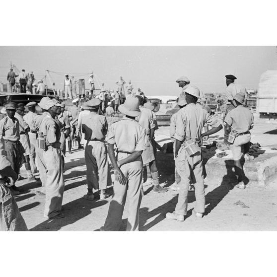 Dans le port de Marsa Matruh, le déchargement du ravitaillement de l'Axe par des prisonniers anglais et néo-zélandais.