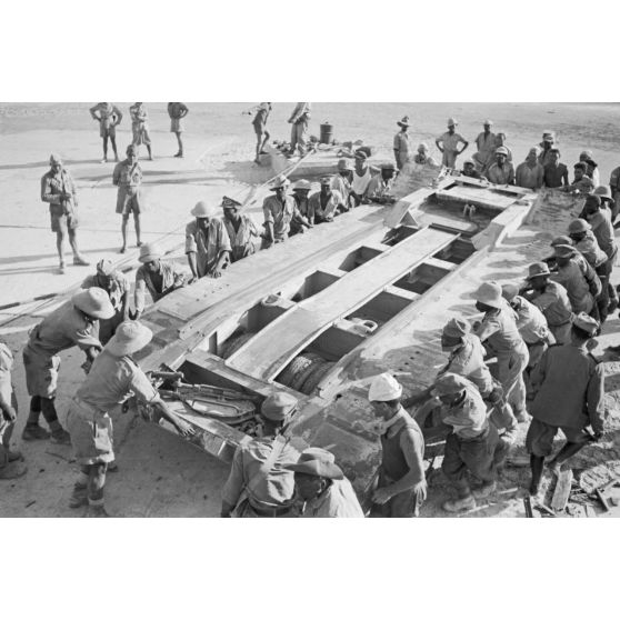 Dans le port de Marsa Matruh, le déchargement du ravitaillement de l'Axe par des prisonniers anglais et néo-zélandais.